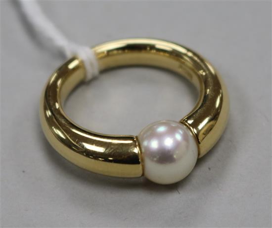 A modern 18ct gold and single cultured pearl ring, size K.